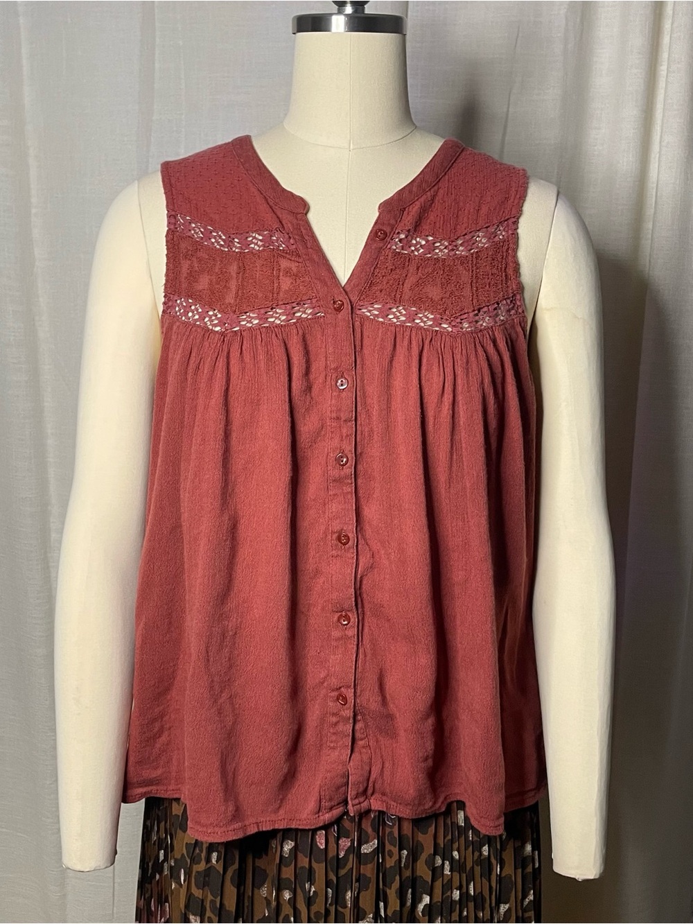🧡 American Eagle - Boho Lace-Yoke Button Front Tanktop - Burnt Red